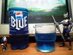 仮面ライダーナイト並に青い色した液体ですが、一応飲み物らしいです